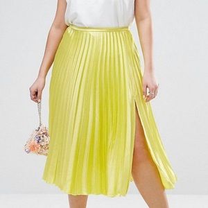 Pleated skirt yellow